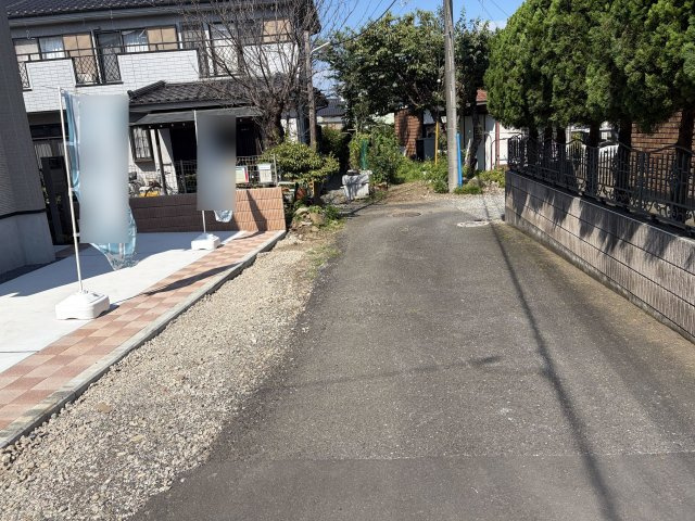あきる野市平沢　2号棟の前面道路含む現地写真|前面道路は車どおりが少なく、車庫入れもスムーズ。運転の苦手な方も安心です。