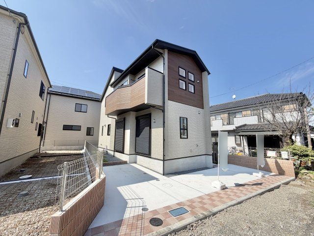 あきる野市平沢　2号棟の外観|白とブラウンのツートンカラーがお洒落な新築分譲住宅の外観写真です。
明るい日差しの中で、洗練されたデザインが目を引きます。駐車場スペースもあり、快適な生活が想像できる物件です。