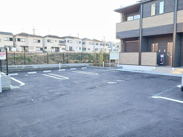 フラワープラスの駐車場