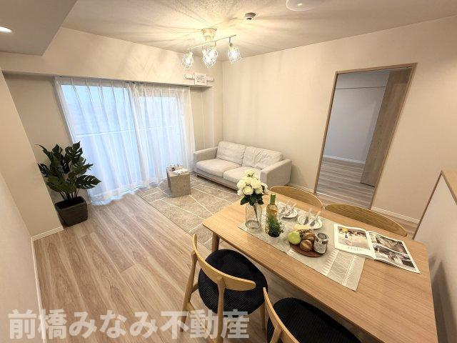 【中古マンション】高崎市並榎町　ホーユウパレス　512号室の居間・リビング|リビングです