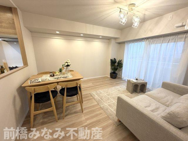 【中古マンション】高崎市並榎町　ホーユウパレス　512号室の居間・リビング|リビングです
