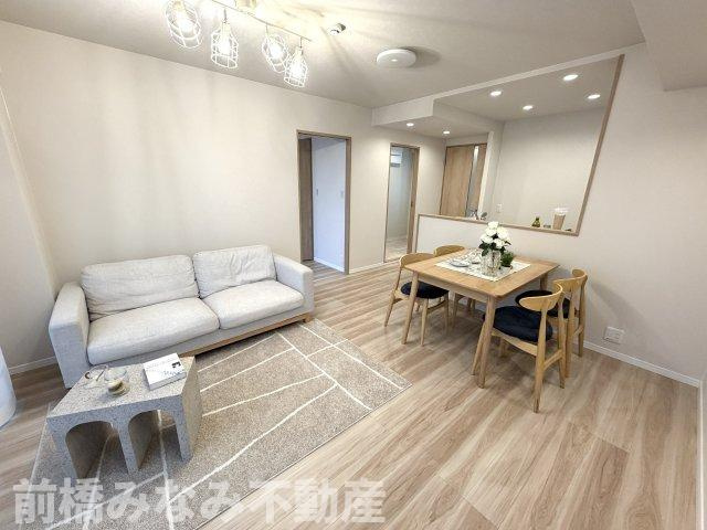 【中古マンション】高崎市並榎町　ホーユウパレス　512号室の居間・リビング|ゆったり過ごせるリビングです