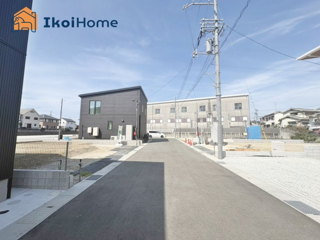 明石市大久保町江井島第4　2号棟　新築戸建の前面道路含む現地写真|●年中無休：当日予約可●道路は北側幅員約7mでゆったりしています！交通量は少なく安心です！
