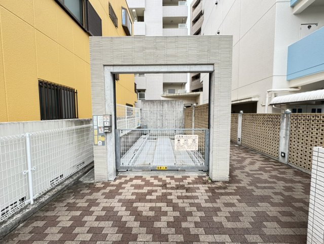ハピネス六甲道の駐車場