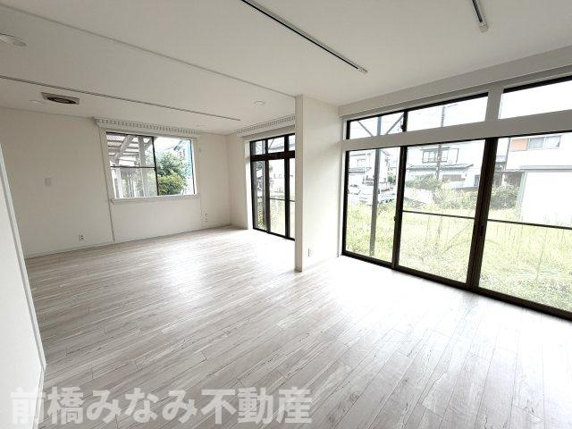 【中古】高崎市江木町　６LDK＋Sの居間・リビング|こちらのリビングで趣味の時間をお楽しみください
