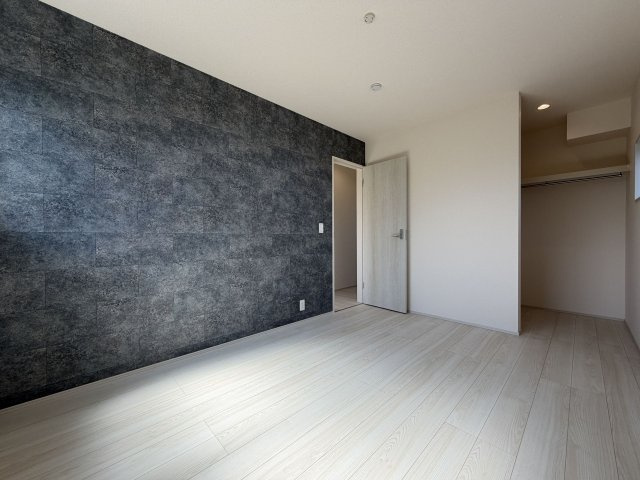 あきる野市平沢第2の寝室|ゆったりとした広さを確保した主寝室。ベッドを置いてもゆとりがあります。