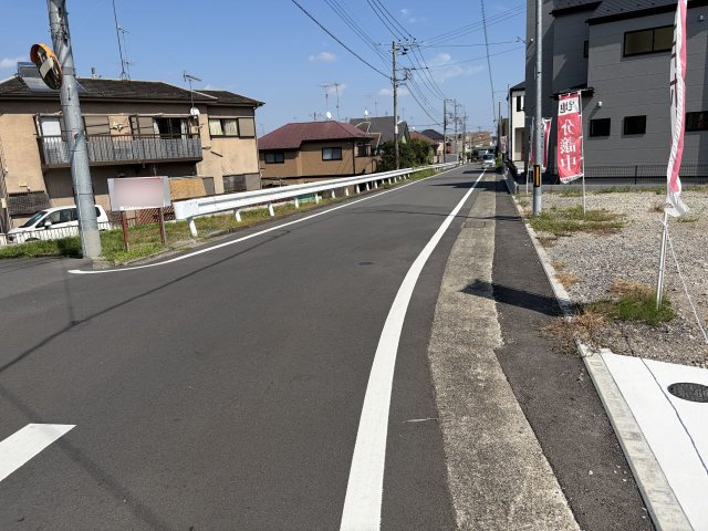 あきる野市平沢第2の前面道路含む現地写真|前面道路は幅員にゆとりがあり車庫入れもスムーズ。見通しが良く防犯面も安心です。