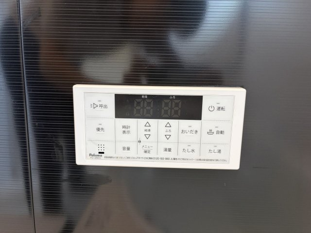 あきる野市平沢第2の発電・温水設備|ワンタッチでお湯張りや保温の操作ができる給湯リモコン。毎日のバスタイムも快適です。