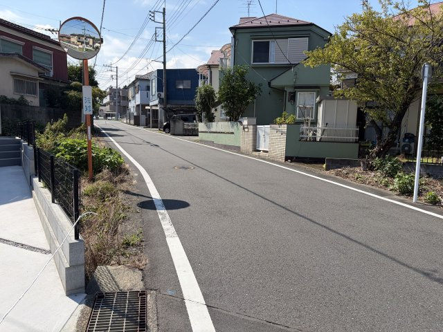 あきる野市平沢第2の前面道路含む現地写真|前面道路は幅員にゆとりがあり車庫入れもスムーズ。見通しが良く防犯面も安心です。