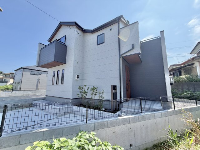 あきる野市平沢第2の外観|ブラウンとグレーのツートンカラーがお洒落な新築分譲住宅の外観写真です。
明るい日差しの中で、洗練されたデザインが目を引きます。駐車場スペースもあり、快適な生活が想像できる物件です。