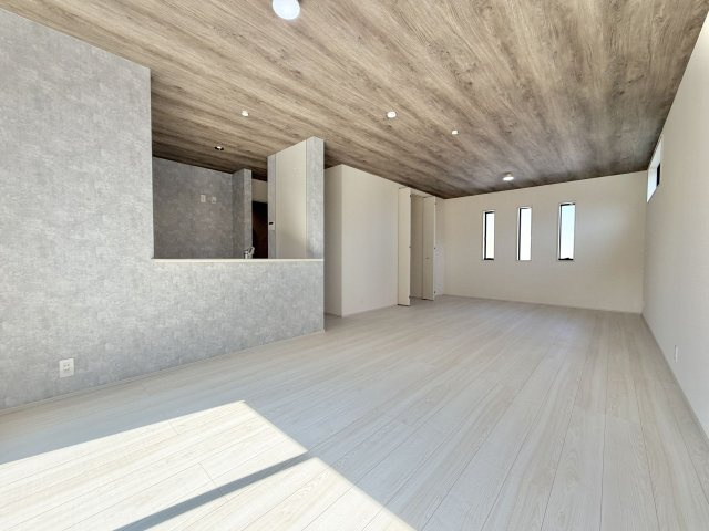 あきる野市平沢第2のその他|家族が集う開放的なリビング空間。自然光が注ぎ込む明るい室内で、心地よい快適な時間を過ごせます。