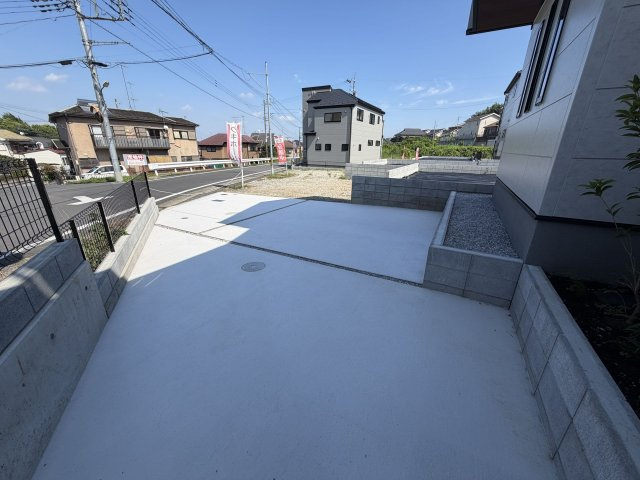 あきる野市平沢第2の前面道路含む現地写真|ななめにはなりますが、2台駐車可能で、加えて自転車等も停められます。