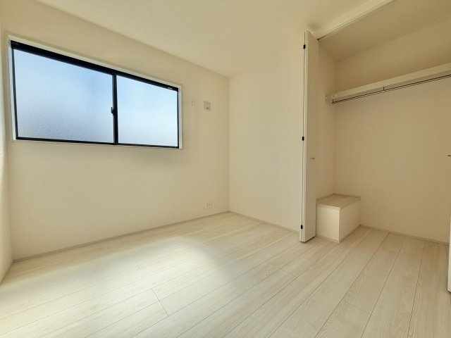 あきる野市平沢第2の洋室|【4.5帖】明るい日差しが差し込む清潔感のある居室。子供部屋や書斎など多目的に活用できます。