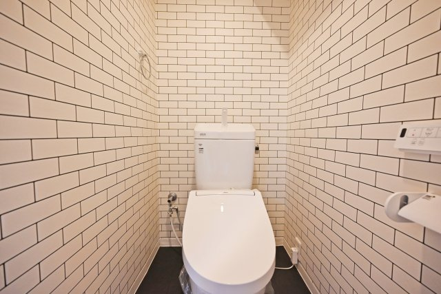 日商岩井京橋ハイツのトイレ|毎日使用するトイレには、快適なウォシュレット機能付き便座を採用。季節を問わず快適にお使いいただけるほか、清潔で使いやすい空間として、毎日の暮らしをサポートします。快適にご利用いただけるうれしい設備です