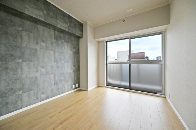 日商岩井京橋ハイツの寝室|洋室約6.0帖
お部屋の一面にアクセントクロスを採用し、空間に彩りと個性をプラス。シンプルな空間の中にもデザイン性が感じられ、家具やインテリアとのコーディネートもお楽しみいただけます。