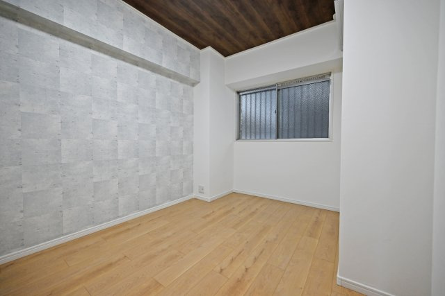日商岩井京橋ハイツの子供部屋|洋室約5.0帖
約5帖の洋室は、お子様のお部屋としても使いやすい広さ。ベッドや学習机などを配置し、お子様の成長に合わせて自分だけの空間づくりをお楽しみいただけます。