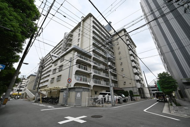 日商岩井京橋ハイツの外観|大阪メトロ「蒲生四丁目」駅徒歩6分、JRも利用できる便利な立地のリフォーム済物件です。室内をいつでも室内を見学して頂けますので見学をご希望の方はお気軽にお問い合わせください。