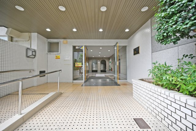 日商岩井京橋ハイツのエントランス|いつでも室内を見学して頂けますので、見学をご希望の方はお気軽にお問い合わせください。