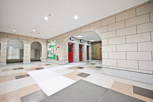日商岩井京橋ハイツのエントランス|住まう方や訪れる方を迎える、マンションの顔ともいえるエントランス。共用部ならではのゆとりと落ち着きが感じられ、毎日の帰宅時にも心地よく住まいへと迎えてくれる空間です。