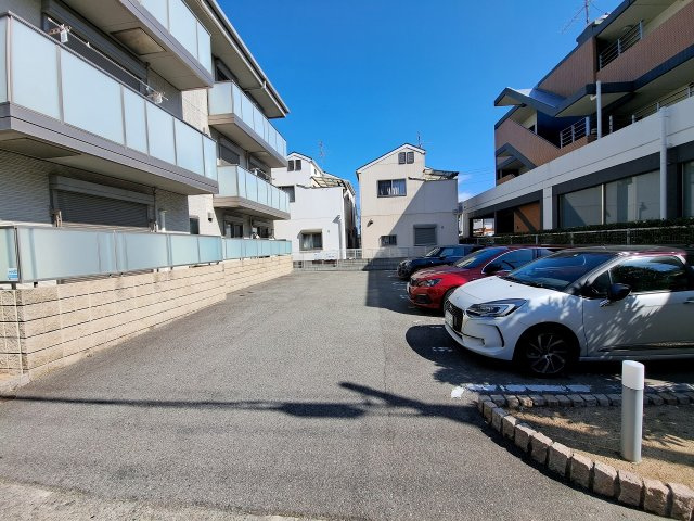 シャーメゾン里中の駐車場