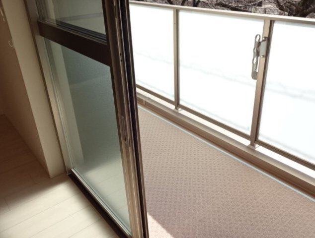稲城市東長沼の賃貸マンションのバルコニー