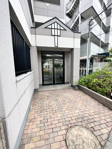 稲城市矢野口の賃貸マンションのエントランス