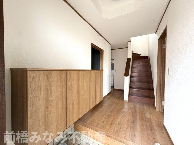 【中古】前橋市横沢町　４LDKの玄関|リフォーム工事済みの靴箱＆フローリング