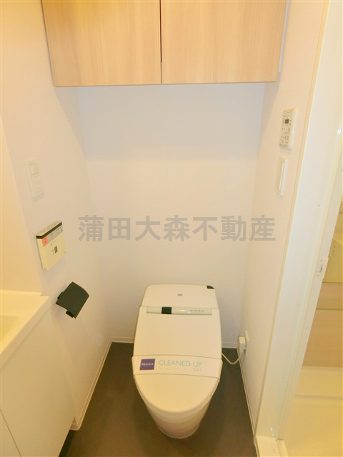 レジディア蒲田Ⅴのトイレ|吊戸棚と温水暖房便座付タンクレストイレ