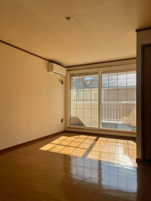 【居間・リビング】 | クレストヒルズＢ | こちらの居間で趣味の時間をお楽しみください