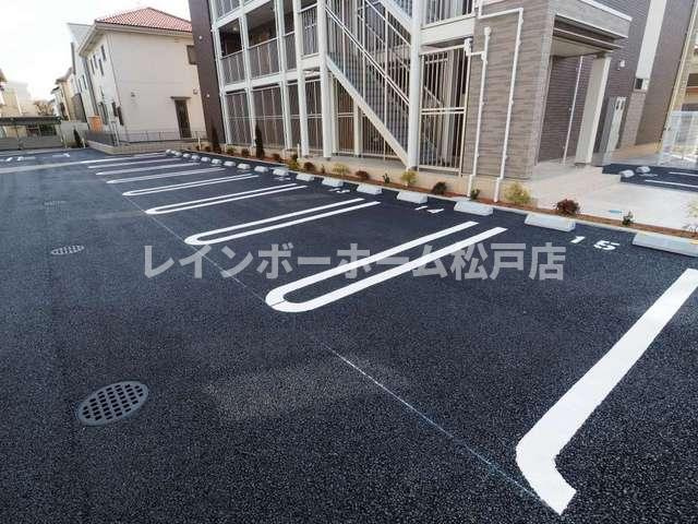 エルヴィータⅡ【非対面対応】接客・申込・契約オンライン！LINE×相談可！の駐車場|駐車場完備です