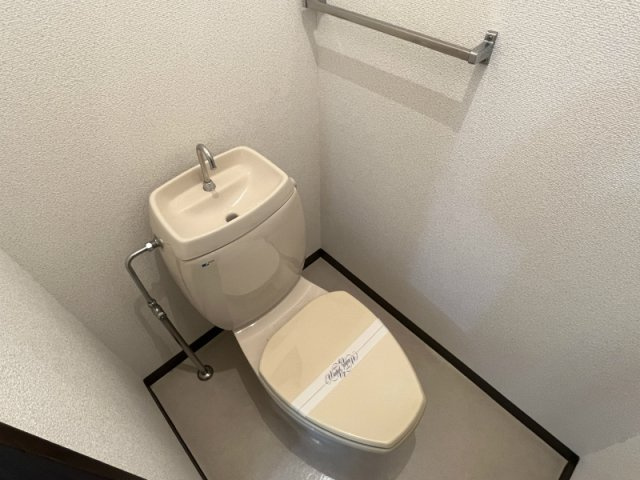 アパートメント杉並のトイレ|落ち着いた色調のトイレです