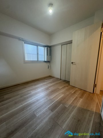 鵠沼スカイマンションの洋室|落ち着いた色調の洋室です