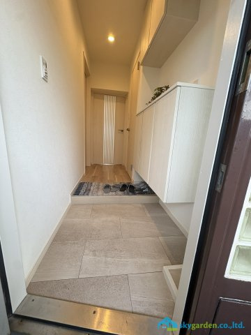 鵠沼スカイマンションの玄関|明るい玄関です