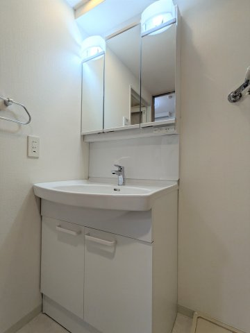 ガーデン代々木参宮橋の洗面所|明るい洗面所です
