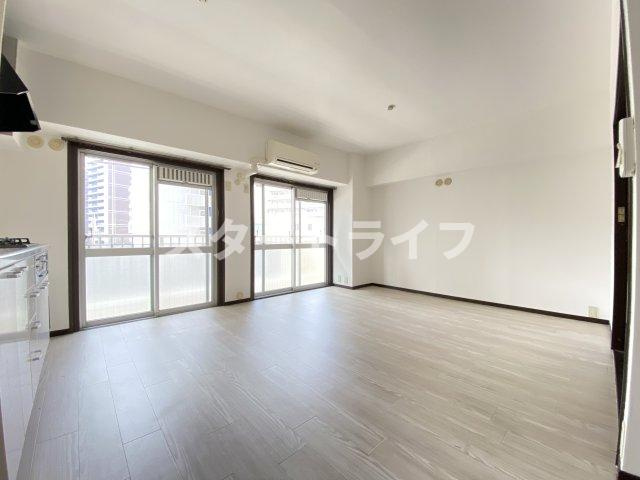 大阪市東淀川区東中島４丁目の賃貸マンションの居間・リビング