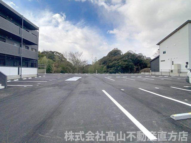 直方市大字感田の賃貸マンションの駐車場