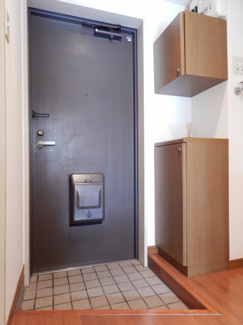 【玄関】 | ※写真は同物件内、別のお部屋の様子です