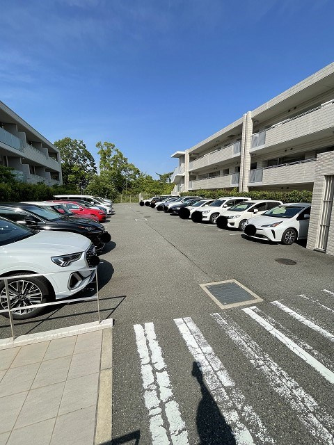プラウド夙川の駐車場