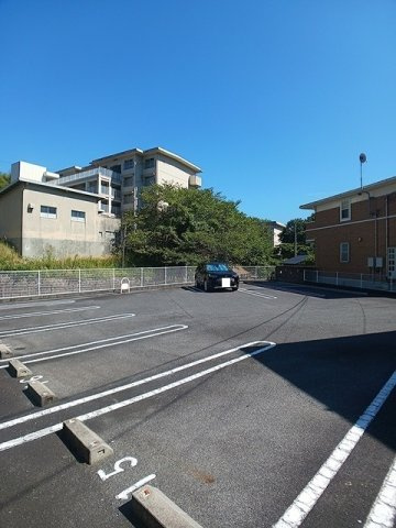 ネオ・グレイスＢの駐車場