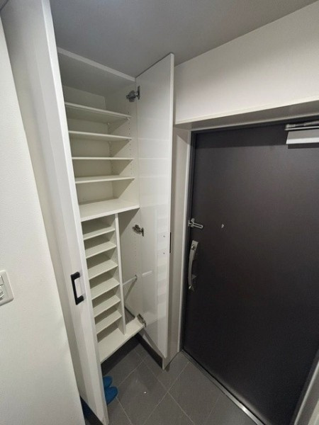 Ｔｈｅ　Ｓｈｉｎａｇａｗａ　Ｅａｓｔ　Ｒｅｓｉｄｅｎｃｅの玄関|落ち着いた玄関です