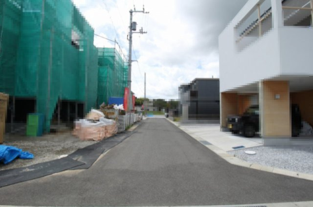 土佐市蓮池　新築戸建　1号棟　（全2区画）の前面道路含む現地写真|前面道路　北側　幅　5.0ｍ　