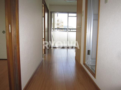 【内装】 | 小菅4丁目賃貸住宅 | 【玄関から】
掲載の写真は退去前の写真となります。