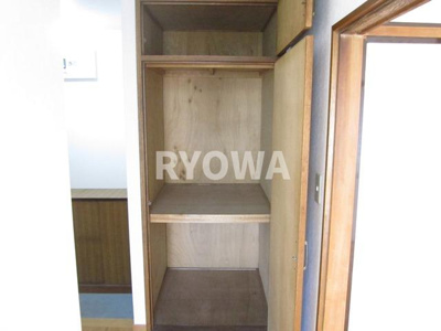 【収納】 | 小菅4丁目賃貸住宅 | 【玄関横収納】
掲載の写真は退去前の写真となります。