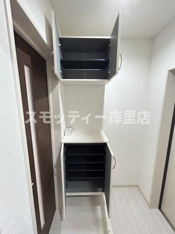 GRANDIR岸里の玄関
