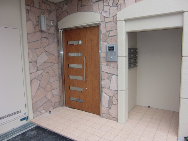 ジョイベストのエントランス|建物の内部です