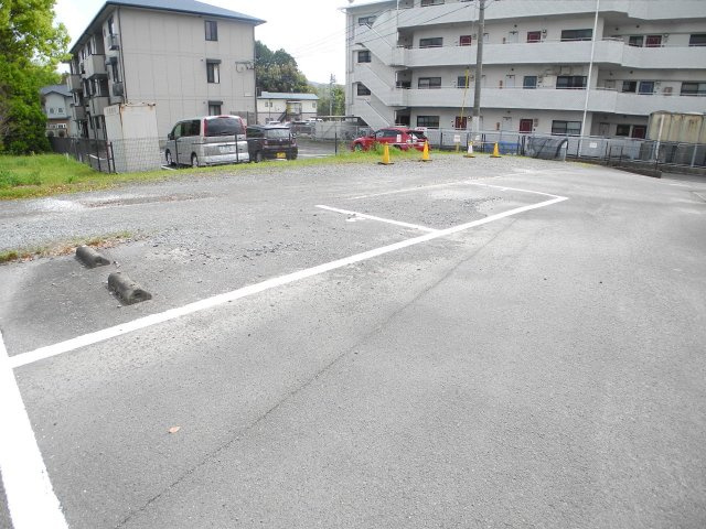 ホームタウン若葉Ｄの駐車場