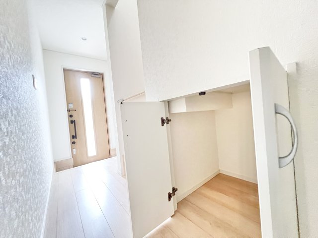 四街道市小名木の一戸建てのエントランス|ゆとりのあるエントランスです