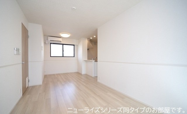 【居間・リビング】 | ヒルサイドＡ | こちらの居間で趣味の時間をお楽しみください