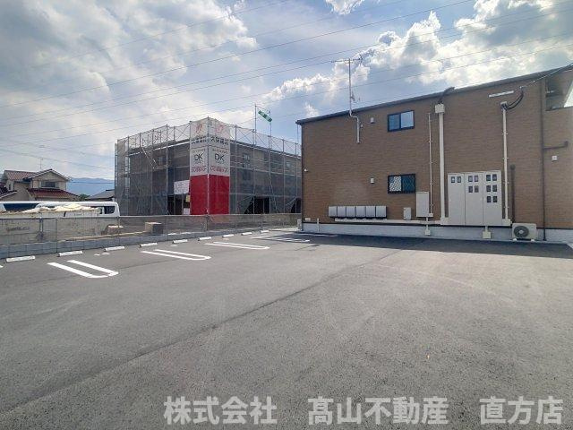 直方市大字感田のアパートの駐車場