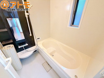 【浴室】 | 清水区谷津町1丁目　中古戸建 | 浴室は落ち着いた色のパネルでゆったりと過ごせる空間です。お風呂で一日の疲れを癒しましょう♪